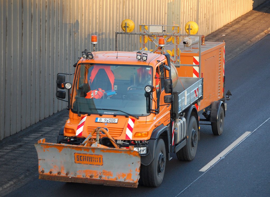 Ein MB UNIMOG U400 der Berliner Sta�enverwaltungg f�r den Schneer�umdienst mit R�umschild und Kompressorh�nger, 10.01.11 Berliner Stadtautobahn H�he Knobelsdorffstr.  