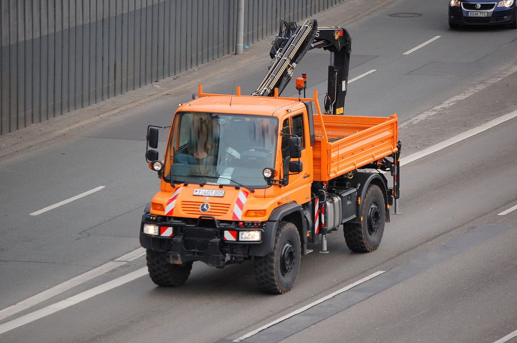Ein MB UNIMOG U400 mit Hydraulikgreifarmaufsatz mit Kennzeichen der Bundeswehr, 24.03.10 Berliner Stadtautobahn H�he Kaiserdamm.