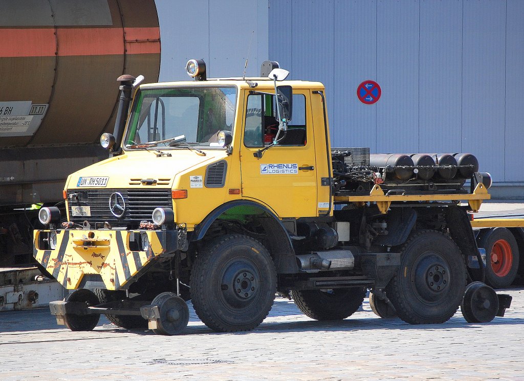 Ein MB Zweiwege-UNIMOG der Fa, RHENUS LOGISTICS am 25.05.09 im Berliner Westhafen.
