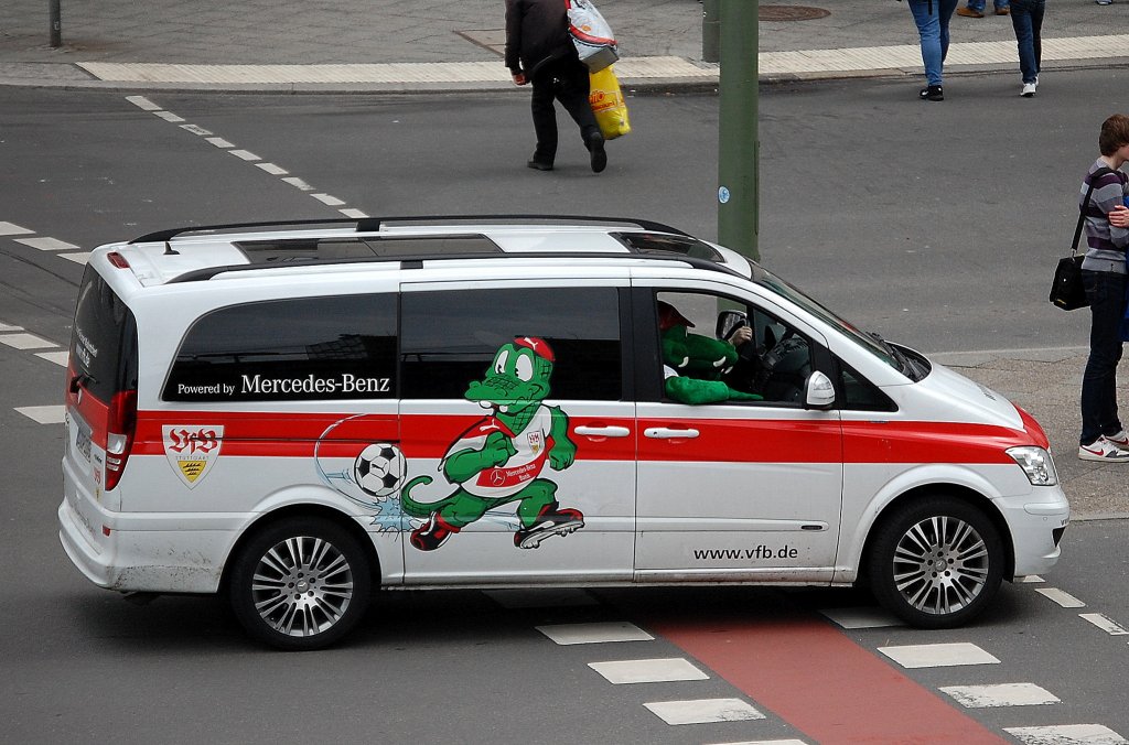 Ein Mercedes-Benz Viano Transporter des VFB Stuttgart mit dem Mannschafts-Maskottchen  Fritzle  auf dem Fahrzeug und in dem Fahrzeug unterwegs zum Pokalendspiel in Berlin am 01.06.13 Berlin Hardenbergplatz, leider brachte er gegen die Bayern nicht das erhoffte Gl�ck.