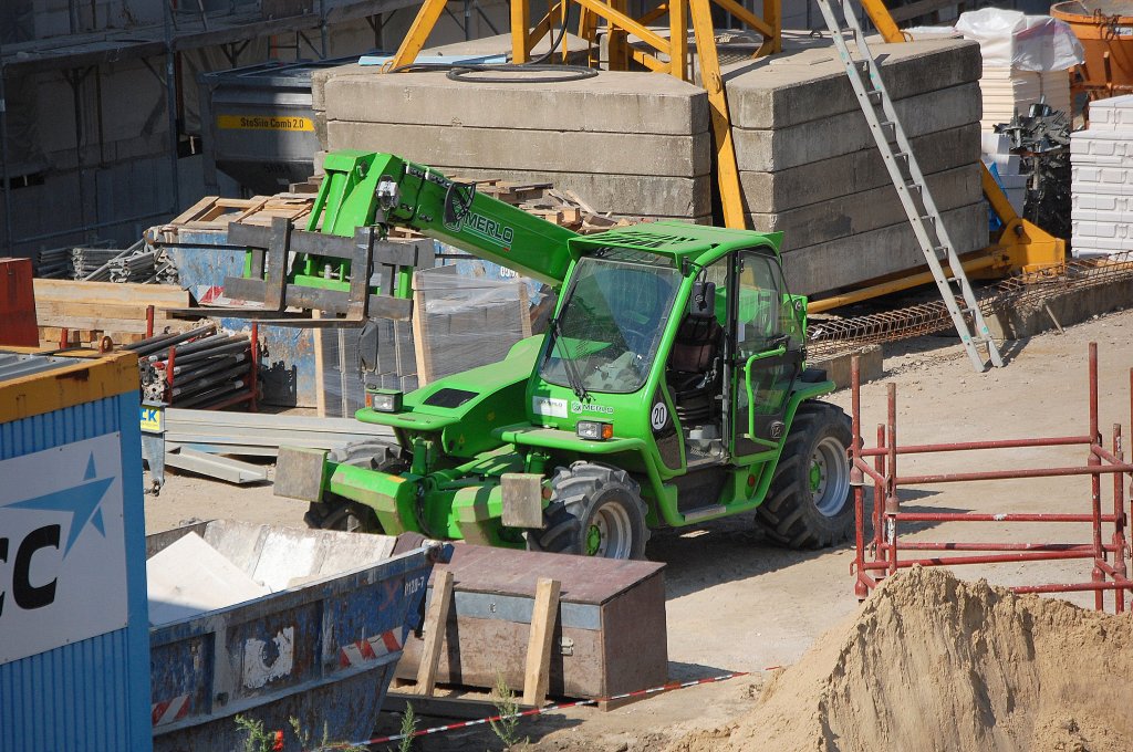 Ein MERLO P38.13 Teleskoplader, Mietbaumschine von THEISEN, 13.09.12 Berlin-Pankow