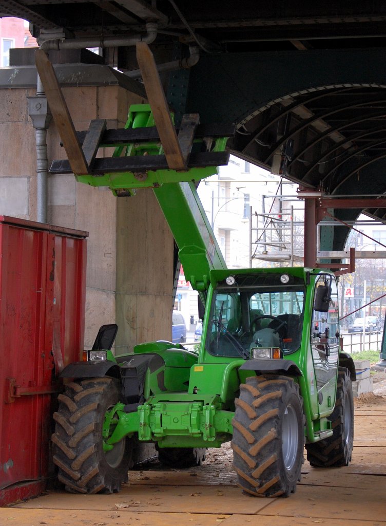 Ein MERLO PANORAMIC P32.6L PLUS Teleskoplader am 08.11.08 unter der U-Bahn Hochbahn Berlin Sch�nhauser Allee. 