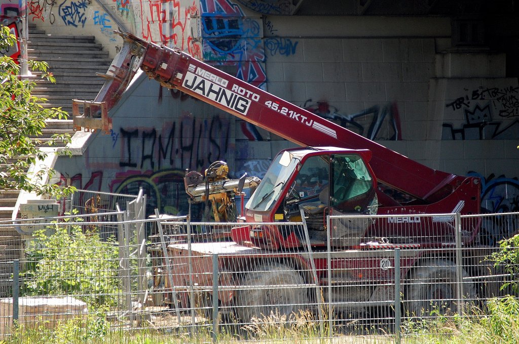 Ein MERLO ROTO 45.21KTJ Teleskoplader der Fa. JAHNIG, 17.06.13 unterhalb der Borholmer St. Br�cke Berlin.
