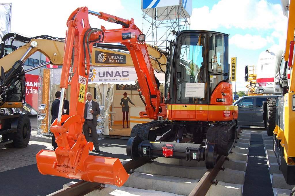 Ein Minibagger als Zweiwegefahrzeug mit Raupenantrieb und f�r die Schiene sehe ich zum ersten Mal, das franz�sische Unternehmen UNAC mit dem Typ 8TRR auf der Inno Trans Berlin 20.09.12