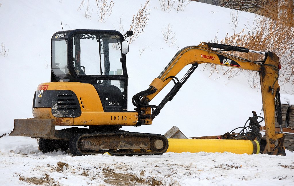 Ein Minibagger CAT 303.5 der Baufirma nacap am 12.02.10 Berliner Str. Berlin-Pankow. 