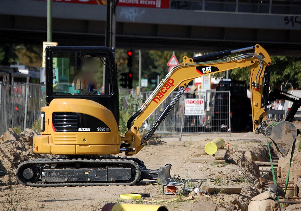 Ein Minibagger CAT 303C CR der Fa. nacap am 31.08.09 Berliner Str. Berlin-Pankow.