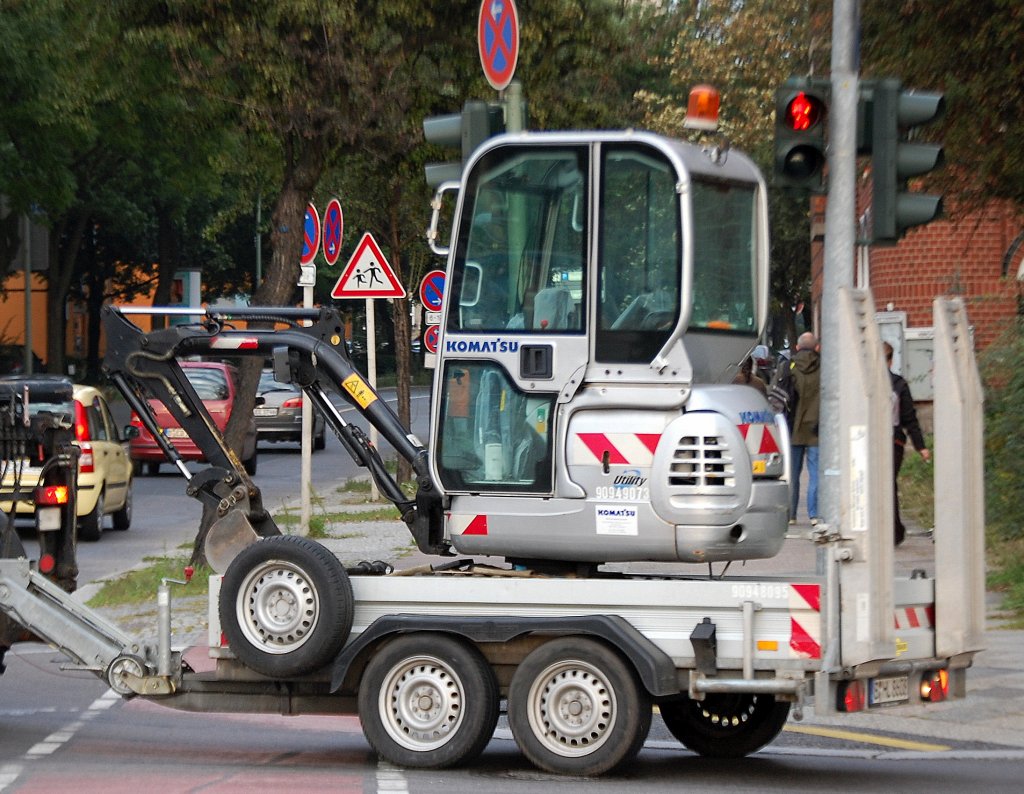 Ein Minibagger KOMATSU Utility Typ? auf einem H�nger der Berliner Wasserbetriebe am 08.09.10 Autobahnabfahrt Berlin-Knobelsdorffstr.