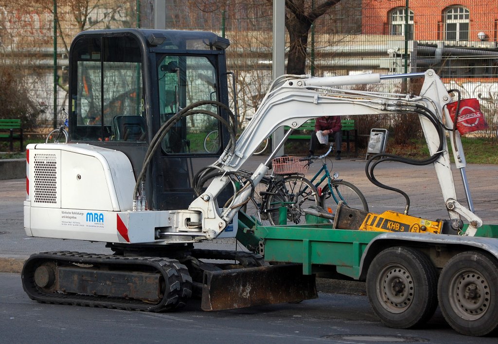 Ein Minibagger Typ + Hersteller? der Fa. MRA, 23.01.08 Berlin-Pankow.