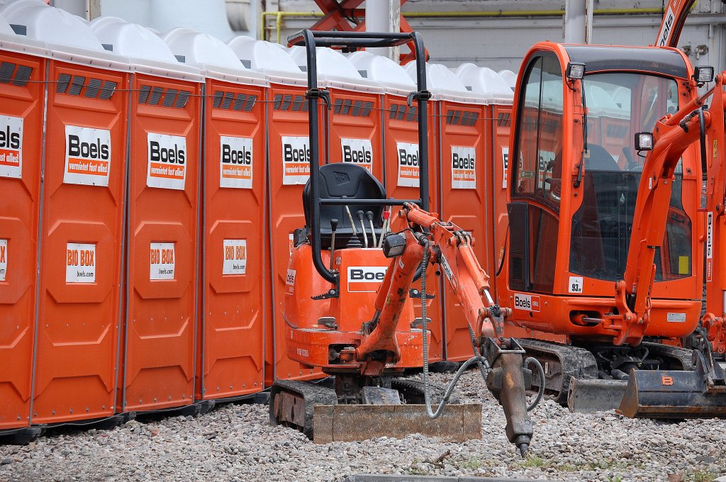 Ein Minibagger der Vermietfirma Boels, Hersteller+Typ?, 10.04.13 Berlin-Wedding.
