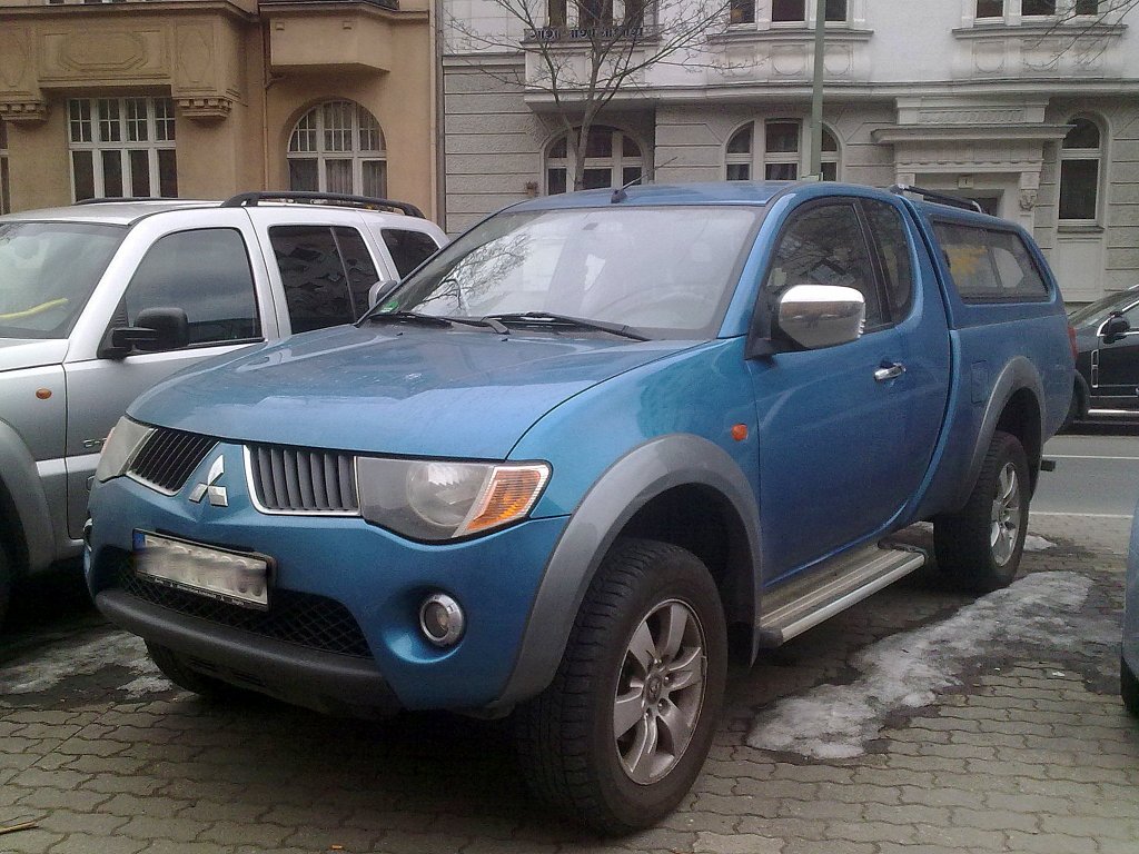 Ein MITSUBISHI L200 (KAOT) 4.Generation Pickup, 04.04.13 Berlin-Steglitz.