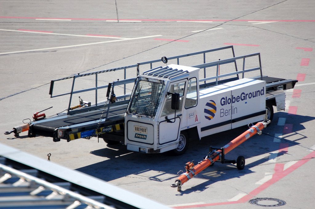 Ein mobiles F�rderband vom Hersteller frech der Fa. GlobeGround Berlin  zur Gep�ck Be- und Entladung von Flugzeugen, 21.08.10 Flughafen Berlin-Tegel. 