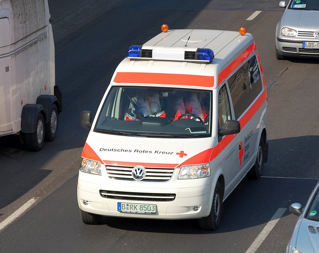 Ein modernes VW Krankentransportfahrzeug vom DRK Landesverband Berlin, Berliner Stadtautobahn 10.03.10 H�he Knobelsdorffstr.