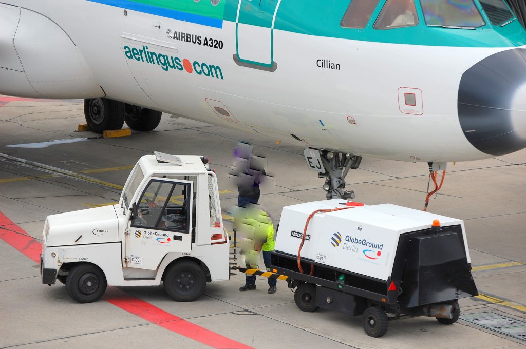 Ein MULAG Comet 3 Dieselschlepper mit Akkuladeger�th�nger der Fa. GlobeGround, 19.07.08 Flughafen Berlin-Sch�nefeld.
