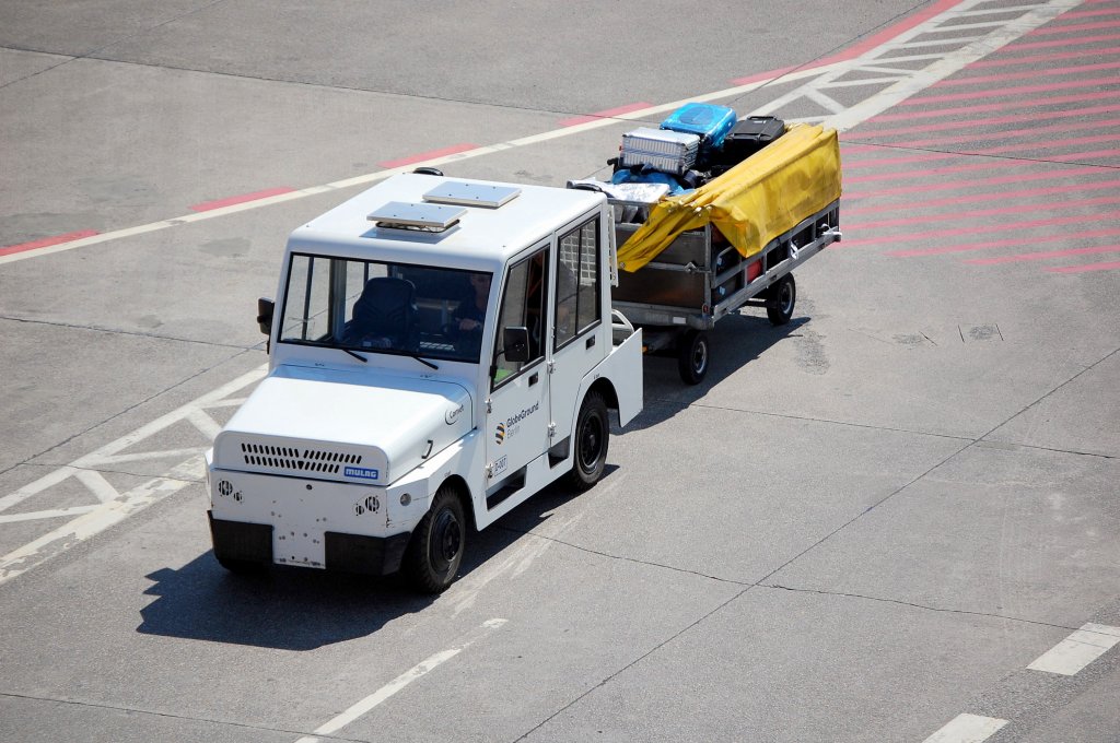 Ein MULAG Comet 4 DK Dieselschleppfahrzeug der Fa. GlobeGround Berlin mit Gep�ckh�nger, 05.07.08 Flughafen Berlin Tegel.  