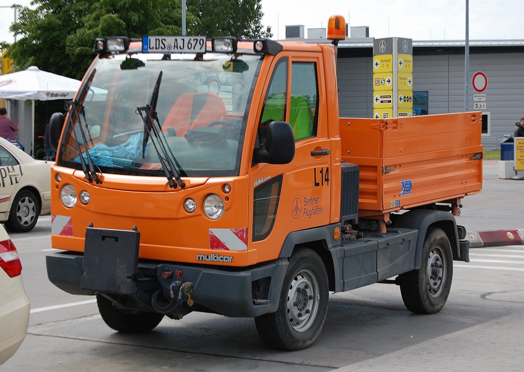 Ein multicar FUMO der Berliner Flughafenbetriebe am 22.05.10 Flughafen Berlin-Sch�nefeld. 