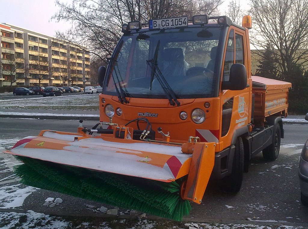 Ein multicar FUMO CARRIER mit Kehrrolle f�r den Schneer�umdienst der Fa. CLEAN GARANT, 31.01.12 Berlin-Pankow.