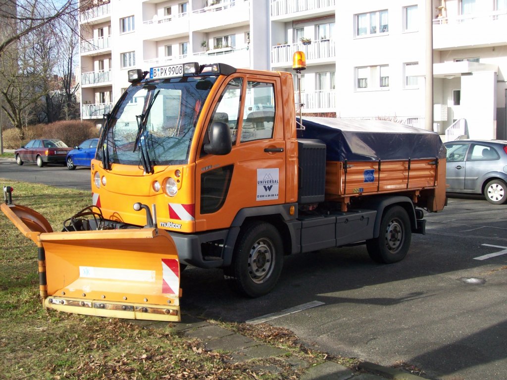 Ein multicar FUMO der Fa. UNIVERSAL aus Berlin mit R�umschild f�r den Winterdienst, Berlin Pankow Winter 2008 (da fiel fast kein Schnee den ganzen Winter). 
