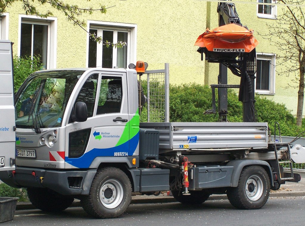 Ein multicar FUMO mit TRUCK-FLEX Hydraulikgreifarmaufsatz der Berlin Wasserbetriebe, Berlin-Wei�ensee Sommer 2008.