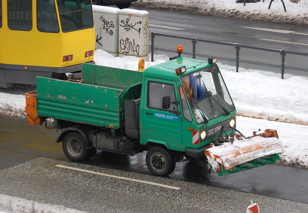Ein multicar im Schneer�umdienst der Fa. PENTA, 10.12.10 Berlin-Adlershof. 