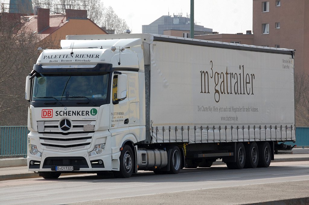 Ein neuer MB ACTROS 1845 mit Megatrailer Auflieger der Fa. Paletten Riemer f�r DB/SCHENKER unterwegs am 17.04.13 Berlin-Putlitzbr�cke.