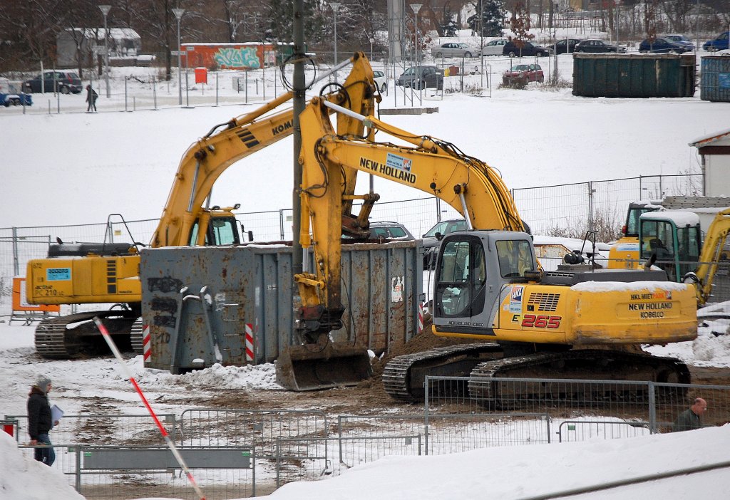 Ein NEW HOLLAND E 265 Raupenbagger + KOMATSU PC 210 LC Raupenbagger, 10.12.10 Berlin-Adlershof.