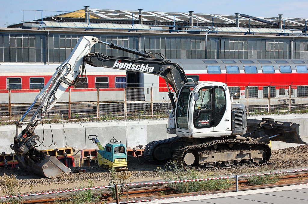 Ein New Holland E150SR Raupenbagger der Fa. hentschke bei den Gleisbauarbeiten zwischen Berlin Ostkreuz und Berlin Ostbhf. sein, 14.09.12