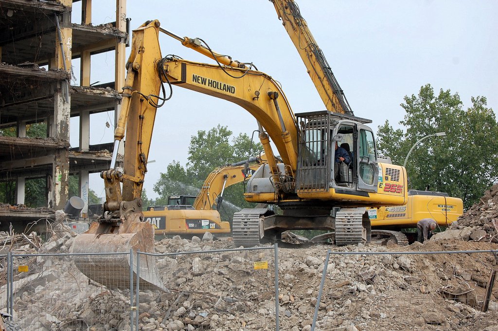Ein NEW HOLLAND E265 Raupenbagger bei den gro�fl�chigen Abri�arbeiten N�he S-Bhf. Berlin Lansberger Allee, 27.09.11 