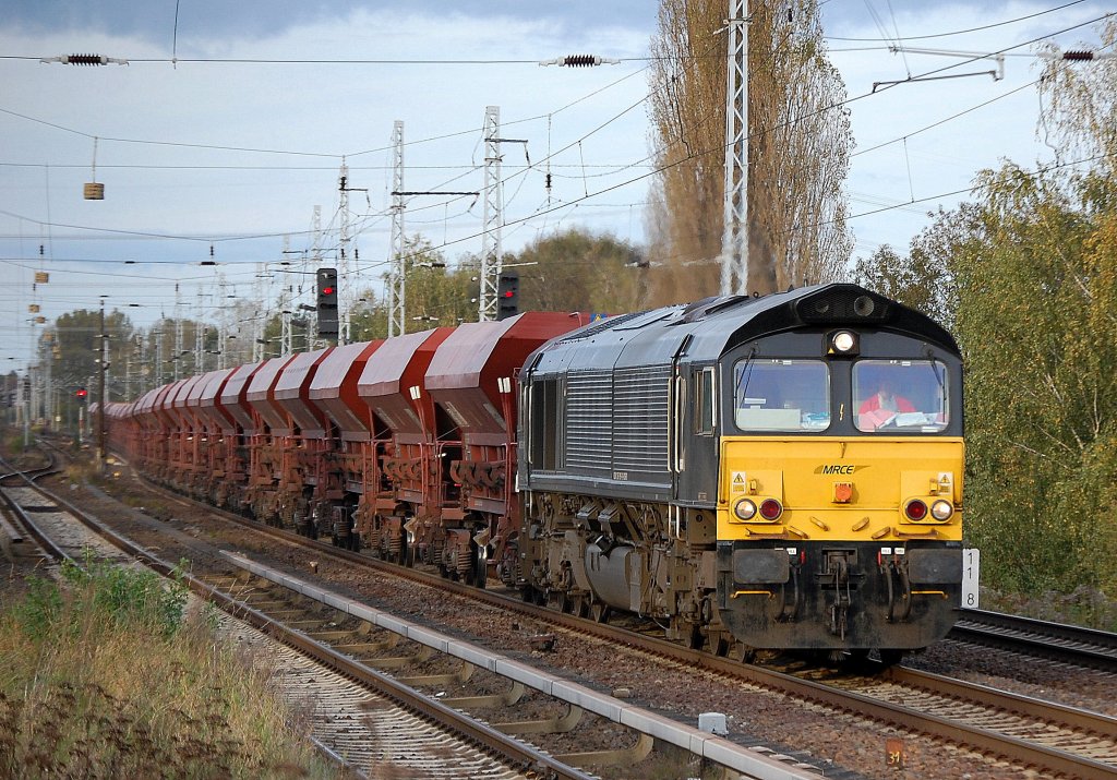 Ein nicht allt�gliches Schauspiel, ein langer Sch�ttgutwagenzug kommt von der NEB Nebenstrecke aus Richtung Basdorf auf die Hauptstrecke gefahren bei Berlin-Karow. Es ist die von OHE geleaste MRCE Lok DE 6305 (92 80 1266 119-7 D-DISPO) mit geleasten franz�sischen Sch�ttgutwagen, 14.10.11