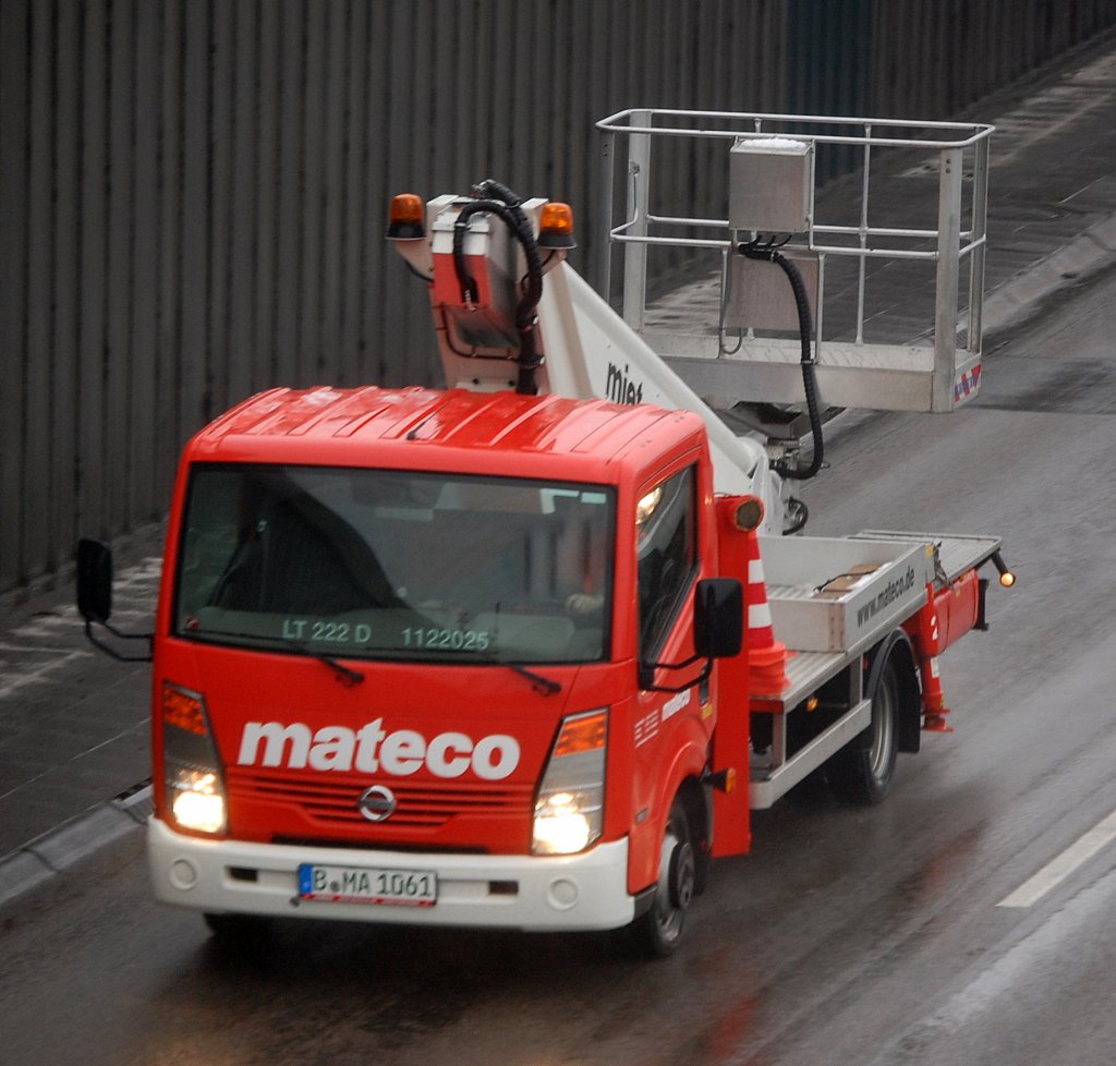 Ein NISSAN Cabstar 35.13 mit Arbeitsb�hnenaufsatz der Leasingfirma mateco, 20.02.09 Berliner StadtautobahnH�he Knobelsdorffstr.