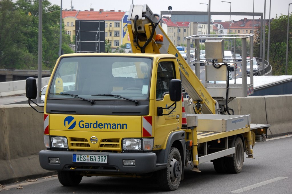Ein NISSAN Cabstar mit Arbeitsb�hne der Fa. Gardemann, 22.04.09 Baustelle Spandauer Damm Br�cke.
