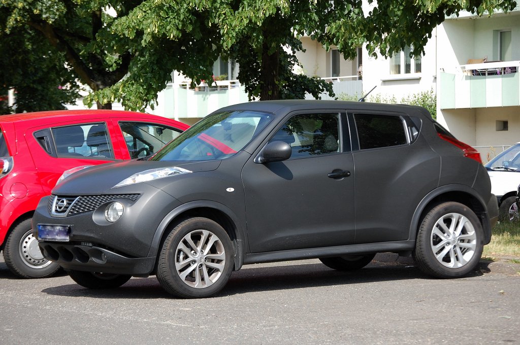 Ein NISSAN JUKE in dieser mattgrauen Farbgebung, auch nicht uninteressant, 15.06.12 Berlin-Pankow.