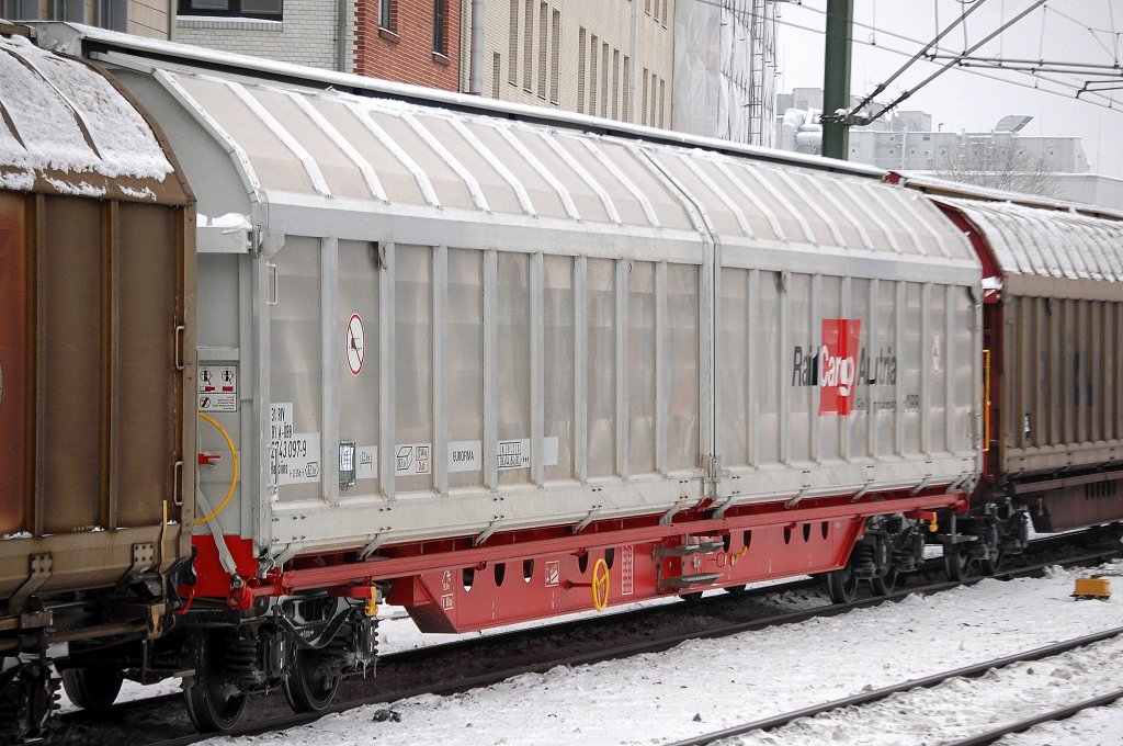 Ein noch ganz frischer �sterreichischer Schiebewandwagen der Rail Cargo Austria eingestellt mit der Nr. 31 RIV 81 A-�BB 2743 097-9 Habbiins, 30.12.10 Berlin-Wedding in einem gemischten G�terzug gesichtet.