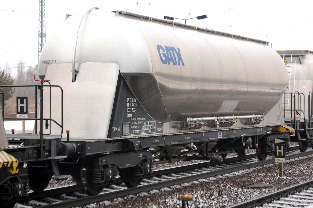 Ein noch weitgehend neuer Staubsilowagen vom Wageneinsteller GATX Germany eingestellt mit der Nr. 37 TEN RIV 80 D-GATXD 9327 672-3 Uacns Bf. Altenburg am 16.01.12 Bhf. Flughafen Berlin-Sch�nefeld.