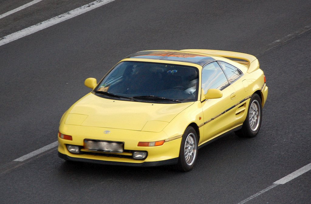 Ein nur noch selten zu beobachtender Sportwagen ist der Toyota MR2, hier der Typ W2 in Form eines Targa in gelb (Produktionszeitraum 1989-1999) mit verschiedenen Motorst�rken bis zu 129 kW/175 PS, Berliner Stadtautobahn H�he Kaiserdamm am 07.09.10