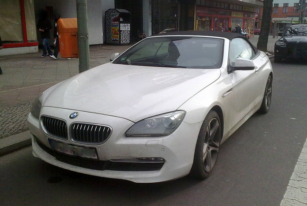 Ein Oberklasse Cabrio mit Stoffverdeck, ein BMW (F12) 640 i wie er seit 2011 zu haben ist, leider jetzt im Winterschmutz in wei� ung�nstig verschmutzt,  trotzdem ein Traumauto, 02.03.13 Berlin-Sch�neberg. 