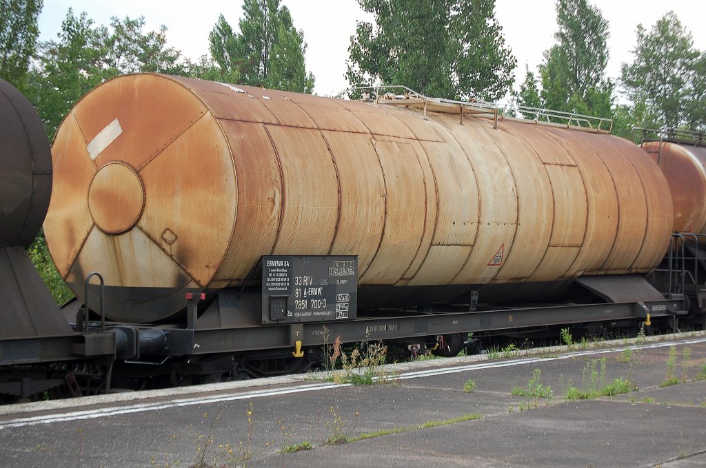 Ein in �sterreich registrierter Kesselwagen des schweizer Wageneinsteller ermewa vom Typ Zas eingsellt mit der Nr. 33 RIV 81 A-ERMW 7851 700-3 Heimatbahnhof: WIENER NEUSTADT Ladegut: Slurry (Schlamm), Ganzzug am 09.08.10 Bhf. Flughafen Berlin-Sch�nefeld. 