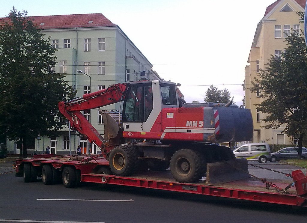 Ein O&K MH5 Mobilbagger auf der  Goldhofer Tiefladebr�cke eines Schwertransports, 13.09.12 Berlin-Pankow. 