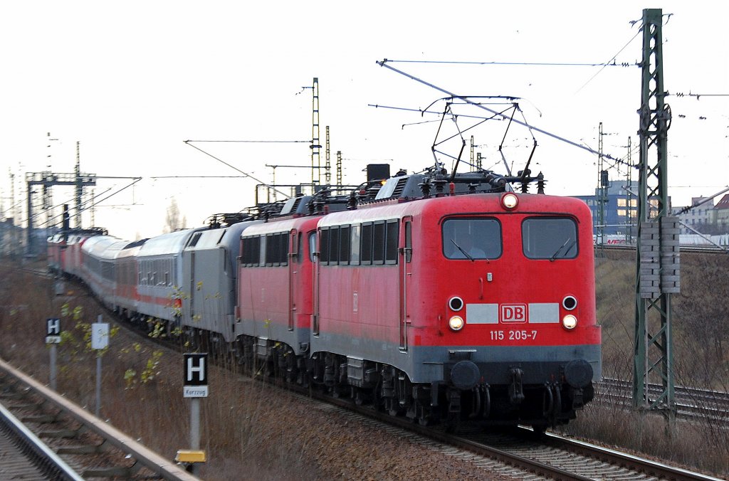 Ein PbZ (Lokzug) mit 115 205-7 mit einer weiteren 115�r + MRCE Dispo Taurus meheren IC Personenwagen einschl. Modus Nahverkehrswagen einer 112�r + 146�r + 120�r am Haken Richtung Berlin-Spandau, 20.12.11 Berlin-Westhafen.