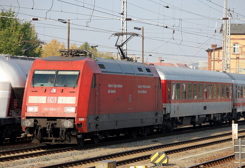 Ein PbZ mit 101 005-7 + DB Nacht- und IC Wagen Richtung Berlin Rummelsburg, 12.10.10 Berlin Greifswalder Str.