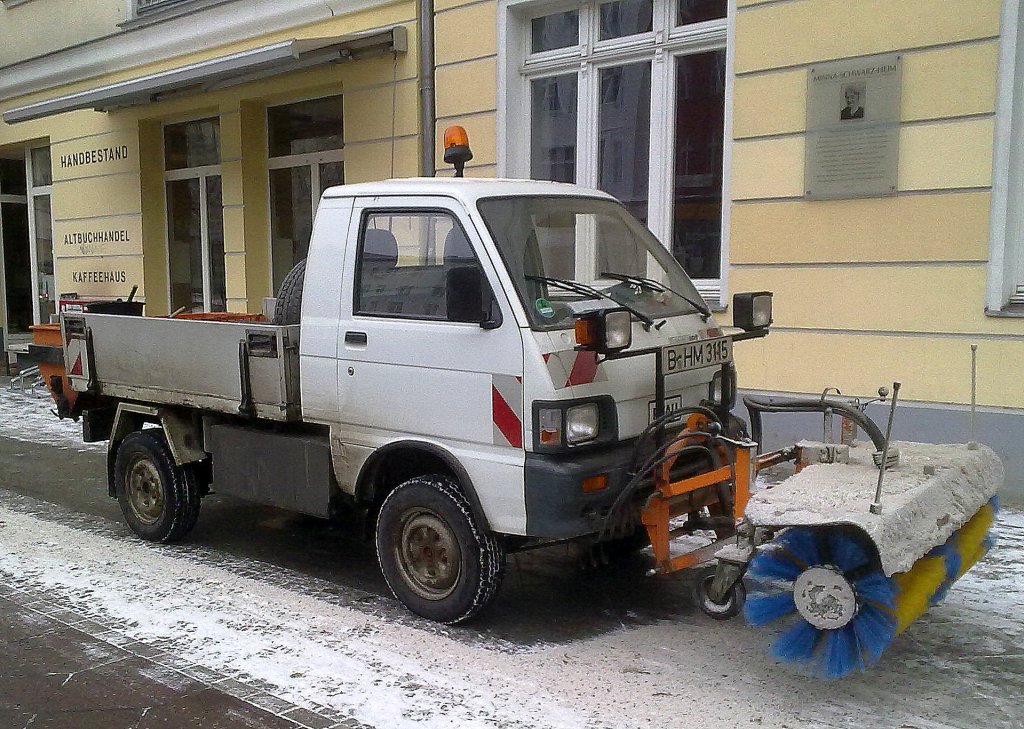 Ein PFAU Kommunalfahrzeug mit Kehrvorrichtung und Streutrichter im Winterdienst, 16.01.13 Berlin-Wedding.