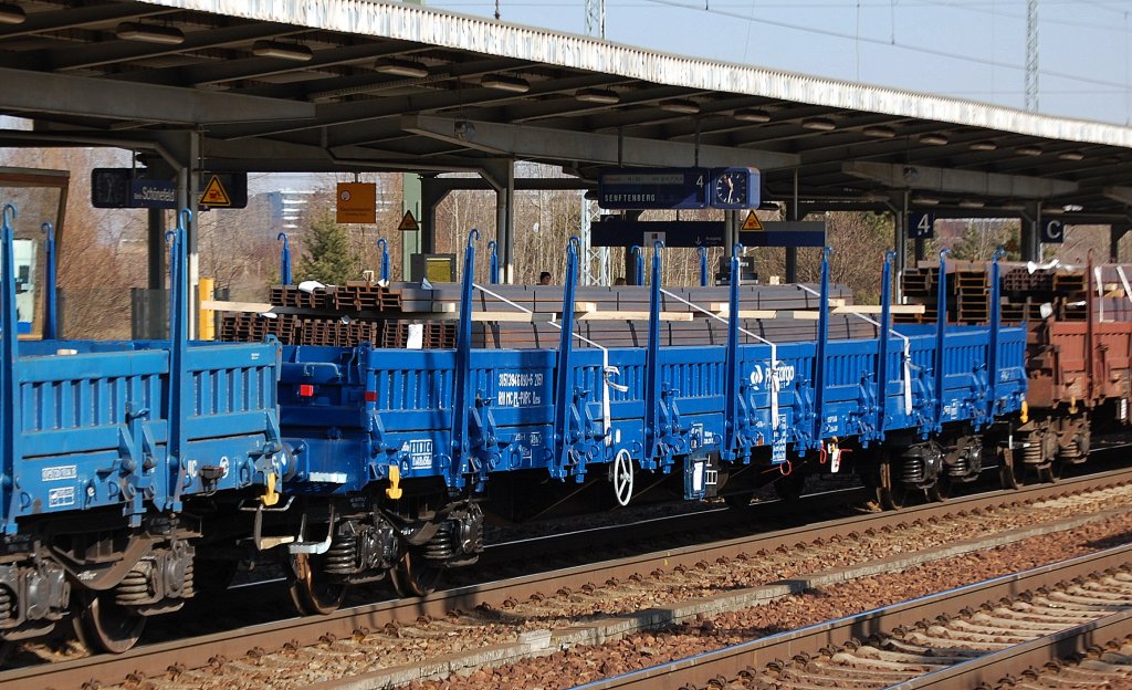 Ein polnischer Drehgestellflachwagen der PKP-Cargo mit Stahllatten beladen eingestellt mit der Nr. 31 RIV-MC 51 PL-PKPC 394 6 890-6 Res 2151, 06.03.12 Bhf. Flughafen Berlin-Sch�nefeld.