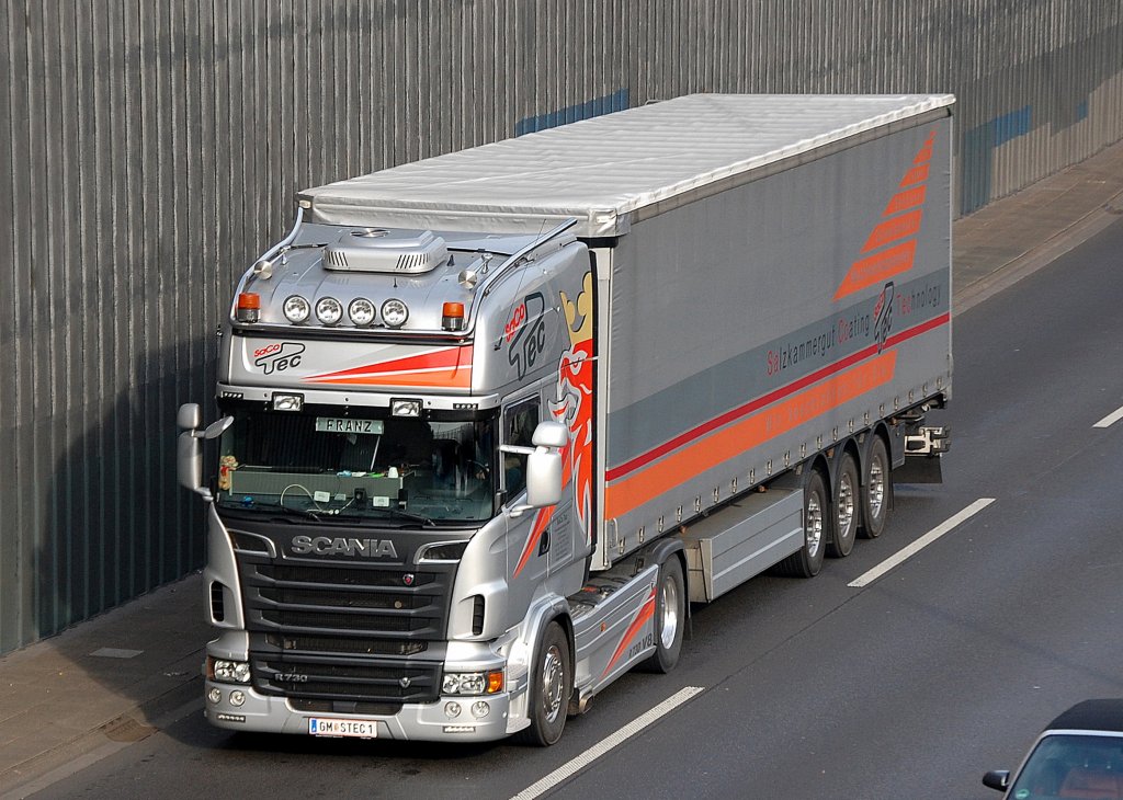 Ein pr�chtiger Sattelzug aus �sterreich mit Kraftprotz SCANIA R730 V8 Zugmaschine der Fa. SaCo Tec, 04.11.11 Berliner Stadtautobahn H�he Kaiserdamm.