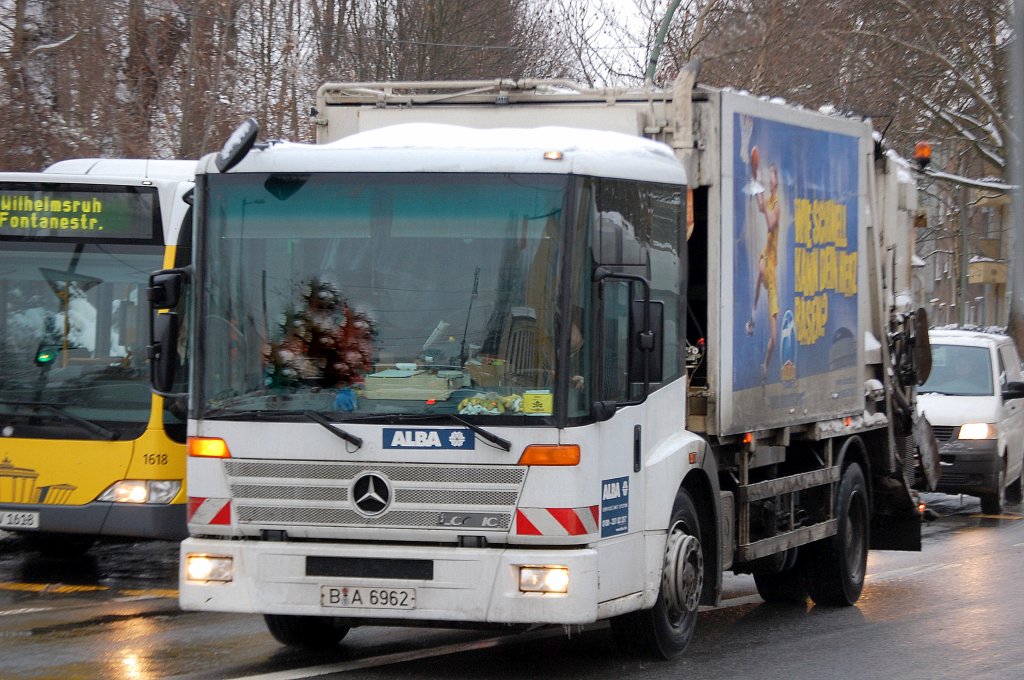 Ein recht ungewohnter Anblick war ein MB ECONIC 2628 M�llentsorgungsfahrzeug in wei� der Recyclingfirma ALBA, 11.01.10 Berlin-Pankow.  