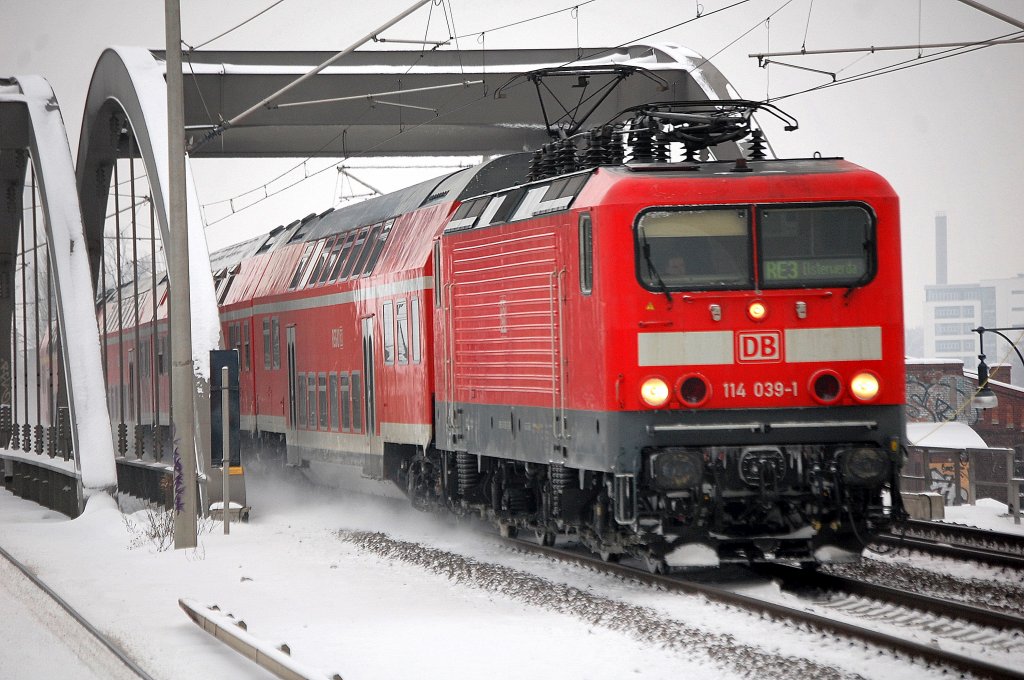Ein reichlich versp�teter RE3 (Elsterwerda) mit 114 039-1 nach Berlin Gesundbrunnen, 22.12.10 Berlin-Pankow.