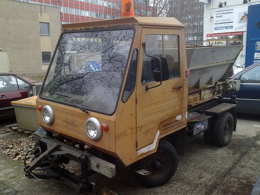 Ein richtig sch�nes altes multicar Fahrzeug, auf der Front ist sogar das IFA Logo noch neben dem multicar zu sehen, anscheinend mit Kipperaufsatz, geh�rt wohl einem KFZ-Betrieb vor Ort, 18.02.13 Berlin Prenzl.Berg. 