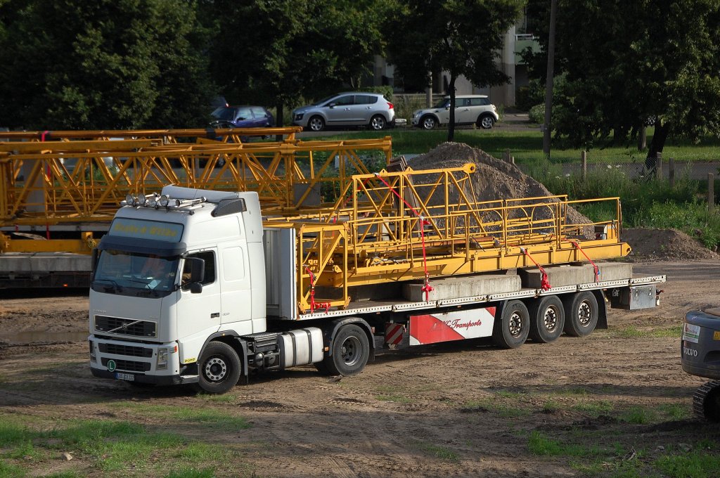 Ein Sattelzug der Sped. Noske & Wilke mit VOLVO FH12 460 PS Zugmaschine mit Flachauflieger mit Hochkranelementen und Ballastgewichten beladen, 12.07.12 Berlin-Pankow. 