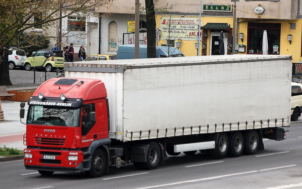 Ein Sattelzug der Sped. STEINGR�BER-BERLIN mit IVECO STRALIS 430 Zugmaschine, 25.04.12 Berlin-Adlershof. 