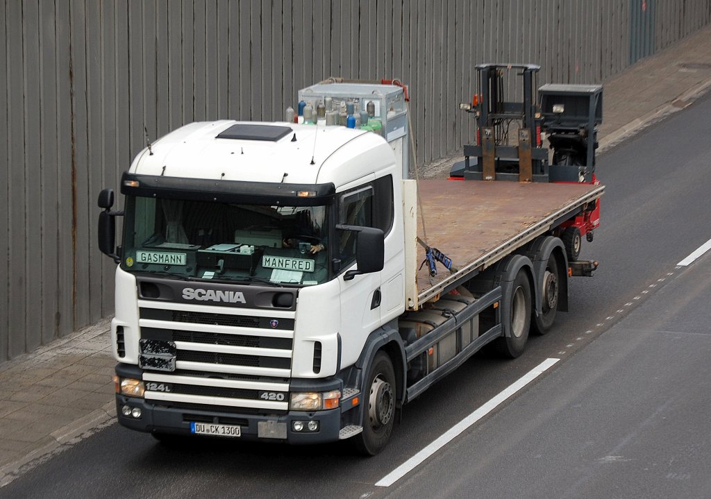 Ein SCANIA 124L/420 PS LKW mit flacher Ladefl�che f�r diverse Transporte mit Heckgabelstapler, 08.09.10 Berliner Stadtautobahn H�he Knobelsdorffstr.