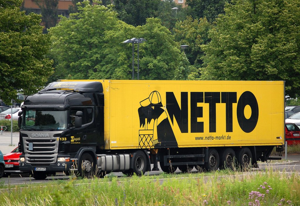Ein SCANIA G380 Sattelzug der Discounter-Kette NETTO, 04.07.13 Berlin-Marzahn.