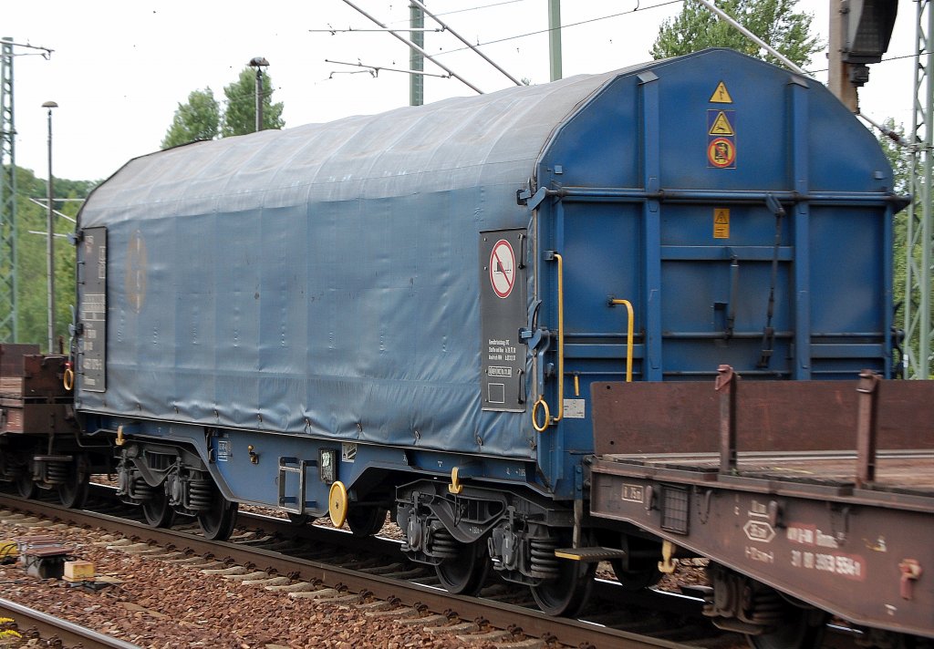 Ein Schiebeplanenwagen f�r Coiltransporte mit blauer Plane vom Typ Sfhimmns 732 eingestellt mit der Nr. 31 TEN-RIV 80 D-DB 4667 079-6 am 18.08.10 Bhf. Flughafen Berlin-Sch�nefeld.